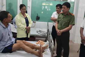 Bắt khẩn cấp người chém công an viên đứt gân chân