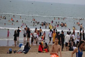 Du khách tắm biển Cửa Lò (thị xã Cửa Lò, Nghệ An). Ảnh: Đ.LAM