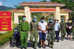 2 kẻ bị bắt khi chở 1 bánh heroin và 1kg ma túy đá ra Hà Nội