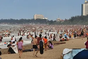 Du khách đổ xô đến Cửa Lò vui chơi, tắm biển 