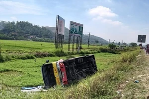  Va chạm với ô tô 4 chỗ, xe buýt lật xuống ruộng