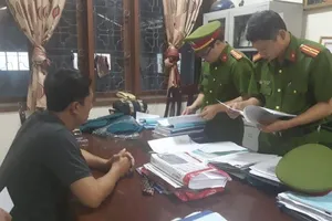 Hoàn tất khám xét nơi ở của một cán bộ Ban Dân tộc Nghệ An 