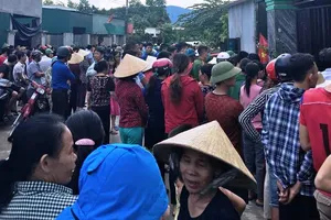 Nghi mẹ đổ xăng tự tử cùng 3 con nhỏ trong nhà