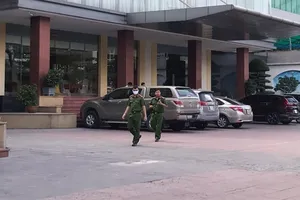 Mẹ khóc ngất khi con 5 tuổi rơi từ tầng 9 khách sạn ba sao