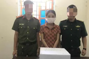 Cô gái đứng bán 2 kg ma túy đá thì bị bắt