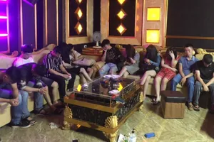 Bắt quả tang 13 người dùng ma túy đá trong quán karaoke