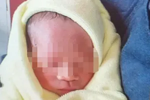 Phát hiện trẻ sơ sinh bị bỏ rơi trong tình trạng nguy kịch