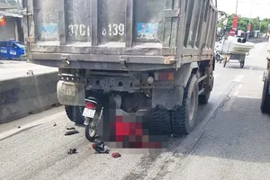 Đâm xe máy dính vào đuôi xe tải, nam thanh niên nguy kịch