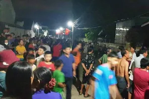 Dân nằm trước nhà nguyên phó công an huyện để đòi tiền 