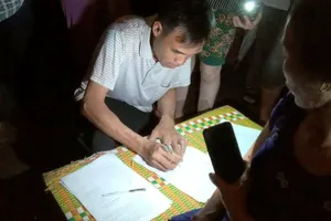 Dân nằm trước nhà nguyên phó công an huyện đòi tiền: Sẽ trả đủ