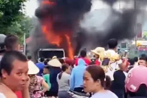 Xe tải cháy ngùn ngụt trên quốc lộ 1A, tài xế chạy thoát thân 