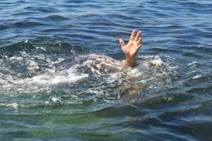 2 học sinh đuối nước khi theo người lớn ra đồng gặt lúa