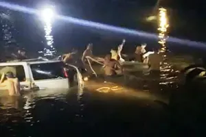 Video: Nhiều người trục vớt xe ô tô dưới sông tìm 3 thi thể