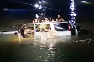 Trục vớt được xe ô tô rơi xuống sông Giăng, 5 người tử vong