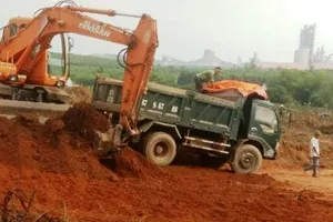 Kỷ luật chủ tịch xã để khai thác đất bán cho nhà máy xi măng