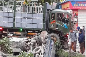 Xe tải bị tông lật xuống kênh, tài xế tử vong