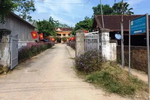 Cô gái quên giấy giới thiệu phóng viên giả trước trụ sở xã 