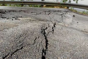 Xuất hiện vết nứt ngang Quốc lộ 16 tại khúc cua gấp nguy hiểm 