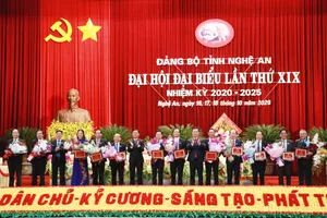 Nghệ An bế mạc Đại hội, phấn đấu thu ngân sách 30 ngàn tỉ đồng