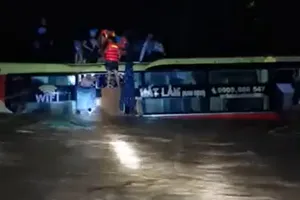 Hình ảnh trắng đêm giải cứu 20 người trên xe khách bị lũ cuốn 