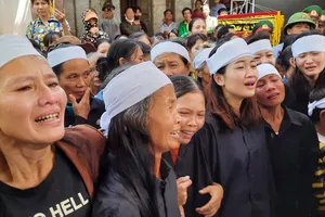 Hàng ngàn người ra đường đón 6 liệt sỹ về với đất mẹ Hà Tĩnh 