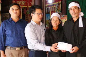 Trao hơn 61 triệu đồng cho thân nhân liệt sĩ Cao Văn Thắng 