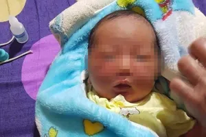 Bé gái sơ sinh bị bỏ rơi trong đêm tối