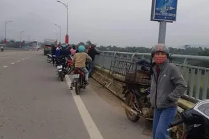 Phát hiện thanh niên nhảy cầu nhưng không thể lao xuống cứu