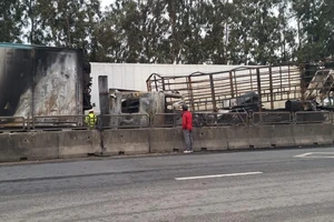 Tránh hiện trường tai nạn, xe container đâm xe tải, bốc cháy