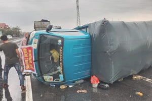 Xe đi cứu trợ bị lật trong mưa bão, tài xế ngất xỉu 