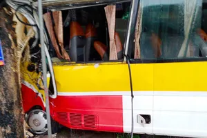 Xe buýt lao vào quán bên đường, hành khách hốt hoảng