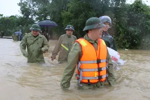 Chủ tịch Nghệ An lội nước lũ đi thăm hỏi dân