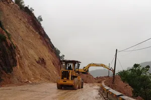 Sạt lở núi nghiêm trọng, quốc lộ 46 ách tắc 3 ngày nay