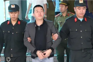 Tạm giam kẻ đi đòi nợ, dùng súng bắn vào nhà dân 