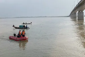 Cảnh sát đang tìm thanh niên để lại áo và ví trên cầu 