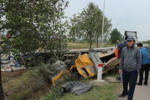 Xe đầu kéo lao xuống ruộng, xi măng đè chết tài xế