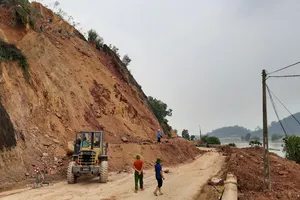 Sạt lở nghiêm trọng bên quốc lộ, phải cấm đường nổ mìn phá đá