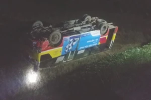 Xe buýt chở 8 người, đâm chết trâu rồi lật ngửa 