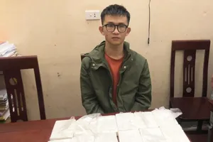 Thưởng 'nóng' vụ bắt thanh niên đeo kính ôm 12 bánh heroin