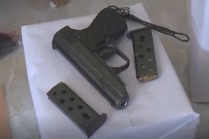 Rút súng ngắn bắn trả cảnh sát khi bị bắt cùng 13 kg ma túy 