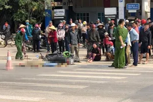 Bị xe đạp điện tông ngã vào xe tải, cô gái tử vong