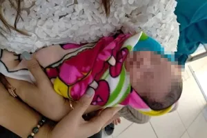 Bé trai 10 ngày tuổi bị bỏ rơi kèm mảnh giấy 'mẹ xin lỗi con'