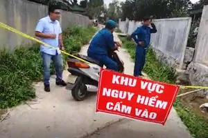 Phát hiện quả bom dài 1,5m trong vườn của người dân