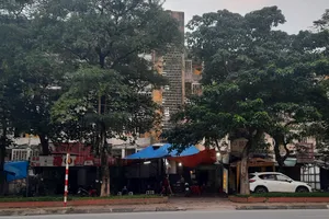 Chung cư cũ sắp sập, 'hỏa tốc' di dời dân