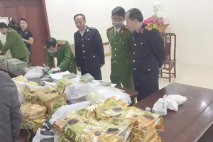 Bắt 4 kẻ đi trên xe ô tô chở 8 bao tải 'khủng' nghi ma túy