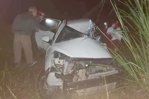 Xe hơi bị xe tải tông nhào xuống vệ đường, tài xế qua đời