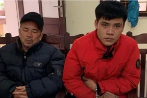 Bắt 2 nghi can chôn ma túy sau vườn