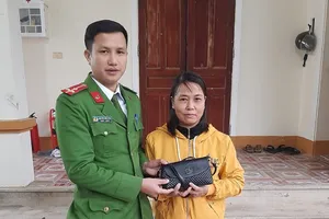 Công an tìm được túi tiền của người phụ nữ treo nhầm xe máy