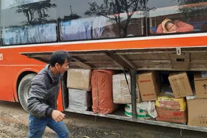 Phát hiện xe khách chở áo ấm, đèn led không rõ nguồn gốc 