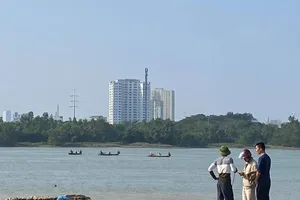 Mẹ và con 13 tháng tuổi nghi nhảy cầu tự tử